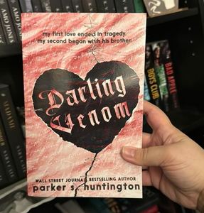 Darling Venom, un libro de romance de un hermano de un mejor amigo, en formato de bolsillo, de Parker S. Huntington, una novela de romance oscuro y ficción emocional. - Product Image 1