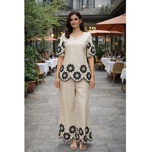 ชุดเซ็ตผู้หญิงขายดีที่สุด คอลเลคชั่นเสื้อครึ่งแขน ราคาประหยัด เหมาะสำหรับใส่ทำงานและไปงานปาร์ตี้ - Product Image 1