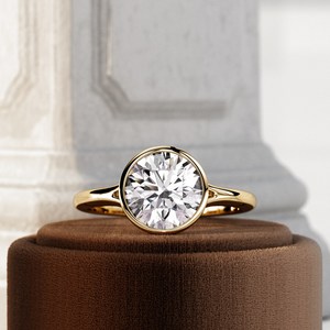 Anillo de Compromiso Solitario de Lujo con Diamante Cultivado en Laboratorio de 2 Quilates, Corte Brillante, Oro Amarillo, Engaste en Bisel, Diseño de Catedral con Tallo Dividido, 14k/18k, IGI - Product Image 3