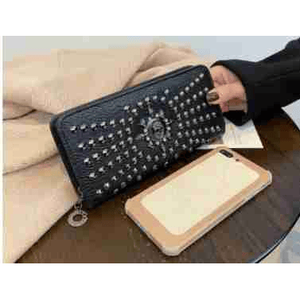 Cartera de mano gótica de gran capacidad para mujer con cadena de calavera, monedero largo con tachuelas punk en relieve y tarjetero - Product Image 5