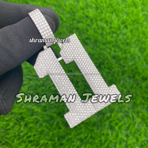 ไอเดียของขวัญสุดฮิต ดีไซน์ฮิปฮอป 3 มิติ แบบใหม่ ประดับเพชรเม็ดใหญ่เคลือบโรเดียมเงินแท้ 925 พร้อมตัวอักษรและหมายเลขที่ระลึก เพชรเลี้ยงในห้องปฏิบัติการ - Product Image 2