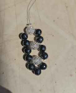 Boucles d'oreilles en moissanite de forme ronde blanches de 8 mm et noires de 7 mm, cadeau pour elle - Product Image 1