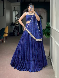Conjunto de Lehenga Choli de Diseño Georgette con Estampado Tradicional Bandhej y Detalles de Encaje con Espejos, Especial para Navratri - Product Image 4