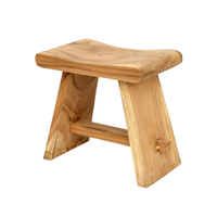 Tabouret en bois Hye fabriqué en teck massif avec finition naturelle pour un salon, une chambre et un mobilier d'hôtel au style moderne et minimaliste