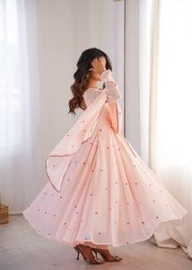 Ensemble de costume Anarkali en georgette pêche pastel avec broderie florale sur le col, motifs à pois, dupatta assorti Prayosha Enterprise - Product Image 2