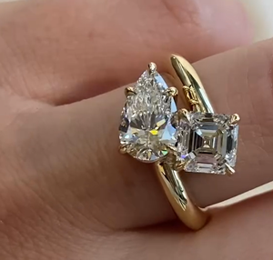 Bague de fiançailles et de promesse Toi Moi en or jaune 14 carats avec deux pierres de moissanite taille poire et émeraude de luxe pour femme - Product Image 4