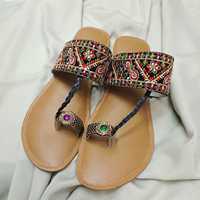 Harga MOQ Rendah Desain Terbaru Sandal Wanita Khussa Flat Slip-On Berhias Rhinestone Bernapas Anti-Selip Sepatu Chappal India Punjabi