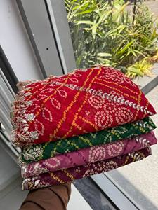 Collection de saris en georgette à imprimé Royal Bandhani avec bordure en dentelle miroir et blouse assortie – Tenue de soirée indienne traditionnelle et moderne - Product Image 1