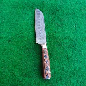 Couteau Santoku de chef damas à 356 couches, fait à la main, design personnalisé, avec couvercle en cuir gratuit, nouveau couteau de cuisine avec manche en bois Pakka - Product Image 2