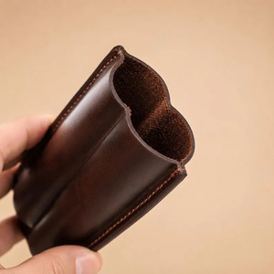 Étui de luxe pour le stockage du tabac avec coupe-tube intégré et construction en cuir véritable pour les styles de vie exécutifs, en vente en gros - Product Image 4