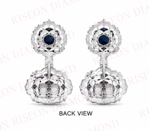 Pendientes colgantes de lujo en oro blanco de 18 quilates con piedras centrales de corte almohadilla en azul real, rodeadas por un intrincado detalle de halo de diamantes. - Product Image 2