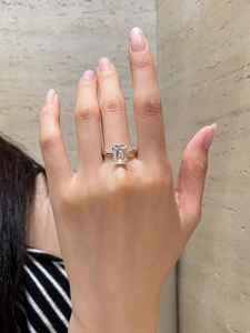 Anillo de compromiso moderno de oro blanco de 14 quilates con diamante de corte esmeralda de 3.02 quilates cultivado en laboratorio y certificado por IGI para mujer, regalo para enamorados. - Product Image 4