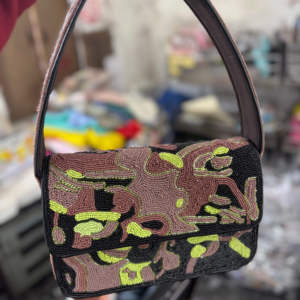 Sac à main Ziyan artisanal noir et or perlé, motif animal unique, broderie main à rayures, fermeture magnétique, bandoulière - Product Image 6