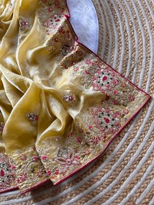 Sari de Seda Fandy de Lujo con Bordado Dorado Intenso y Lentejuelas, Diseño Festivo - Product Image 3