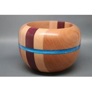 Moderna Tazón de Resina Epoxi y Madera de Acacia con Bordes Orgánicos y Detalles de Resina, Libre de BPA, Personalizable para Uso en Hogares de Lujo y Bodas - Product Image 1