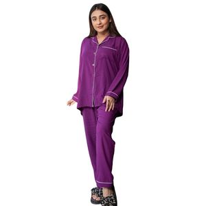 Conjunto de pijama de satén morado para mujer, camisa de manga larga con botones, pantalones a juego con ribetes en contraste, ropa de dormir elegante y cómoda - Product Image 2
