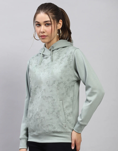 Hoodie floral tendance Blooming Style en vert, inspiré de la nature, ambiance fraîche, style effortless, parfait pour les tenues décontractées, par Ako - Product Image 3