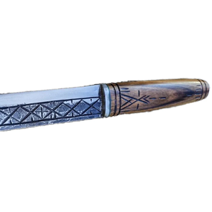 Cuchillo de caza hecho a mano de acero al carbono con hoja de punta caída, mango de madera y grabado geométrico, hoja fija para uso en exteriores. - Product Image 2