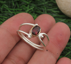 Bague empilable minimaliste et délicate en argent sterling 925 avec grenat rouge naturel serti clos, bijou de mariage, pierre de naissance de janvier - Product Image 4
