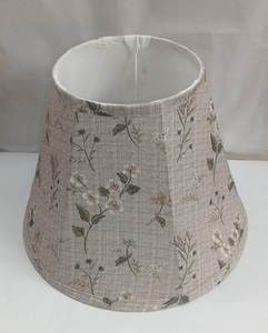 Pantalla de Lámpara de Tela Hecha a Mano con Diseño Floral, Accesorio de Lámpara de Estilo Rústico Tradicional - Product Image 1