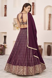 Ensemble Lehenga Choli court à rayures bordeaux et sequins, avec dupatta en organza brodé, sans manches, col carré, pour réception de mariage - Product Image 5