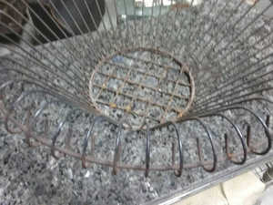 Panier de rangement vintage en métal noir en fil de fer avec un design du milieu du siècle parfait pour l'organisation du salon et les ustensiles de cuisine - Product Image 2