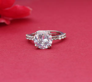 Hermoso Anillo de Compromiso de Plata con Corte Cojín, Elegante y Brillante, con Banda Pavé, Plata de Ley 925, Anillos para Mujer para Usar en Fiestas - Product Image 3