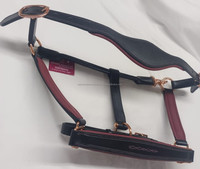 Harnais en cuir de cheval anglais de qualité élégante avec finitions en or rose, têtière et muserolle rembourrées et colorées, vente en gros