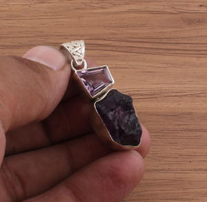 จี้เพทายดิบธรรมชาติสไตล์วินเทจ เงินแท้ 925 ชุบแพลตตินัม คริสตัลสีม่วงหยาบ ไม่เจียระไน หินบำบัด - Product Image 3