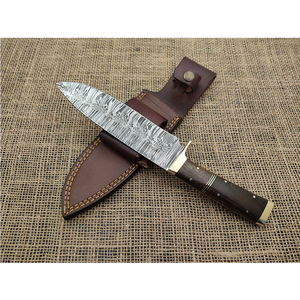 Cuchillo de Hoja Fija Hecho a Mano en Acero de Damasco con Mango de Madera y Funda de Cuero para Uso en Exteriores y Manualidades - Product Image 6