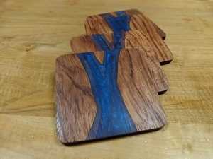 Al por mayor Posavasos de resina epoxi ecológicos modernos cuadrados personalizados, con empalme de madera maciza y diseño de río, y Tabla de cortar de madera de acacia - Product Image 6