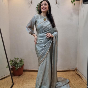 ผ้าซิลค์เฟนดี้สีเงินสำเร็จรูปพร้อมสวมใส่ ตัดเย็บสำเร็จแล้ว ใช้เวลาเพียงหนึ่งนาที พร้อมดีไซน์พลิ้วไหวและเสื้อสำเร็จรูป |   ชุดออกงานสุดหรู - Product Image 1