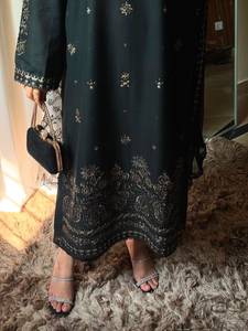 Ensemble prêt-à-porter en soie romaine avec broderie de fil de créateur et travail de zari à sequins de 5 mm, comprenant un haut, un pantalon palazzo et un dupatta en georgette. - Product Image 3