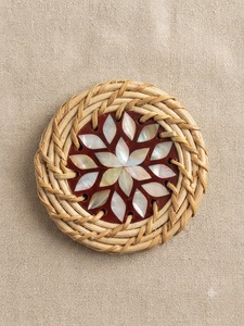 Sous-verre rond en rotin et nacre, tressé à la main, tapis de table floral pour la maison et les restaurants - Product Image 1