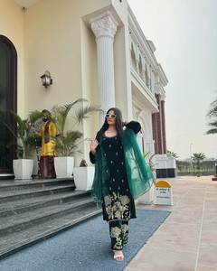 Ensemble Kurti / Bas / Dupatta traditionnel léger en velours de viscose pur de style islamique avec broderie complète - Product Image 2