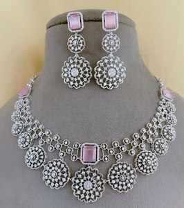 Exclusivo Juego de Collar y Aretes de Diseño Moderno con Acabado Plateado y Piedras de Circonio de la Mejor Calidad, Colección para Bodas - Product Image 4