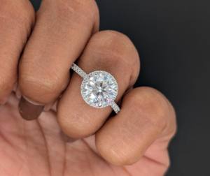 Bague de Fiançailles et de Promesse de Luxe en Or Blanc 14K Massif avec Diamant de Laboratoire Taillé de 2,30 Carats, Sertie en Halo à Griffes, Clarté VVS1-VVS2, Certifiée IGI - Product Image 5