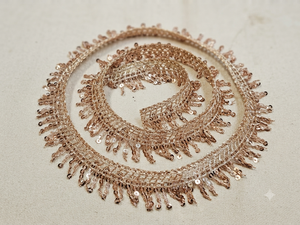 Bordure en dentelle brodée froncée avec décoration de paillettes pour la couture de vêtements et les costumes de mariage - Product Image 3