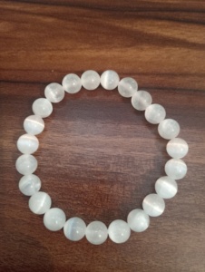 Bracelet en quartz perlé classique Amaira Jewels, forme de boule de cristal blanc, design vintage unisexe, imitation plaqué rhodium, mariage - Product Image 1