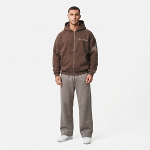Ensemble survêtement homme oversize avec sweat à capuche marron zippé et pantalon de jogging large orné de strass - Product Image 1