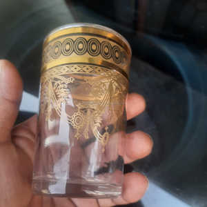 Juego de vasos de té marroquí dorados con caja de regalo - Product Image 1