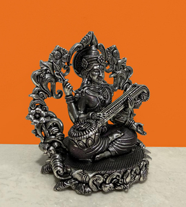 Estatua de Saraswati Hecha a Mano en Latón con Acabado Plateado, Fundición en Cera, Ídolo de la Diosa Saraswati, Decoración para el Hogar o Templo - Product Image 1
