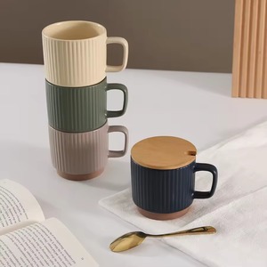 Mug à café esthétique avec couvercle et design moderne, en céramique, au toucher doux et finition de qualité supérieure - Product Image 3