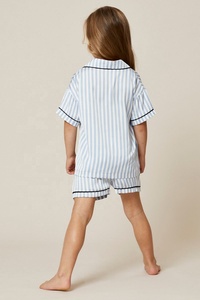 Vêtements décontractés Confortable et Confortable Bleu Clair et Blanc à Rayures En Satin Ensemble De Bouton Top et Short parfait Robe de Nuit Pour Dormir Dans le Confort - Product Image 3