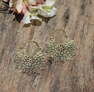 Boucles d'oreilles perforées en laiton de conception florale bijoux ethniques légers fabriqués à la main pour les femmes - Product Image 5