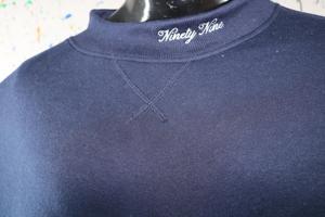 Sweat-shirt à col montant 100% coton avec broderie appliquée, col large, fils fins - Product Image 2