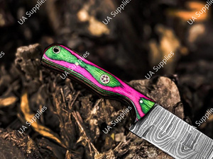 มีดล่าสัตว์เหล็กดามัสกัสตีขึ้นรูปด้วยมือ ใบมีดตรงคมกริบ คุณภาพสูง ด้ามไม้ปักก้าหลากสี รับผลิตตามแบบ OEM คุณภาพดีที่สุด - Product Image 6