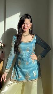 Dernière collection de vêtements de mariage pour femmes, Salwar Kameez en soie Fendy avec broderie de fils, miroirs et dentelle, robe traditionnelle prête à porter - Product Image 4