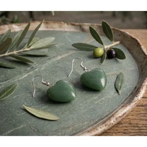 Pendientes de Corazón de Jade Verde Hechos a Mano al por Mayor de Jaipur, India - Joyería Colgante de Piedras Preciosas con Baño de Rodio Estilo Religioso - Product Image 3