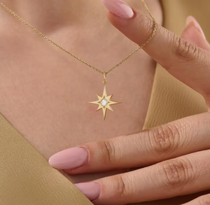 Collier pendentif raffiné 0,04 ct en or jaune 14 carats avec diamant de laboratoire E VVS, motif étoile du Nord céleste - Product Image 1